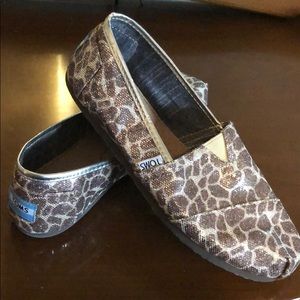 Metallic Giraffe Print Toms